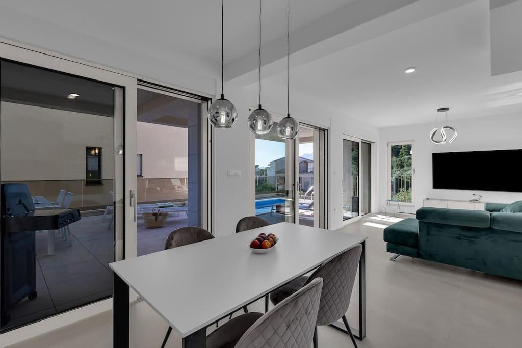 Apartman Delux With Private Pool - Makarska Exklusiv Tučepi Kültér fotó